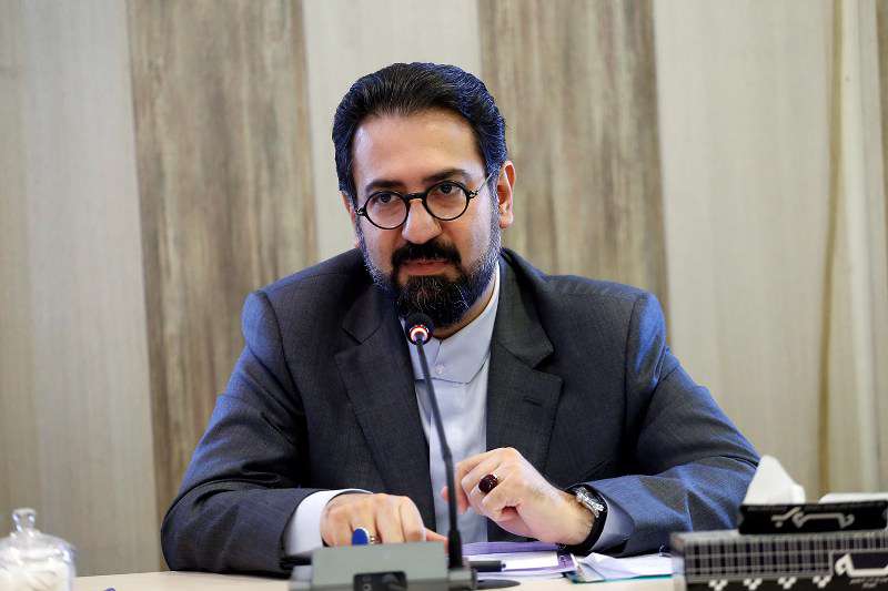معاون وزیر ارشاد گواهینامه درجه یک هنری خود را بازگرداند