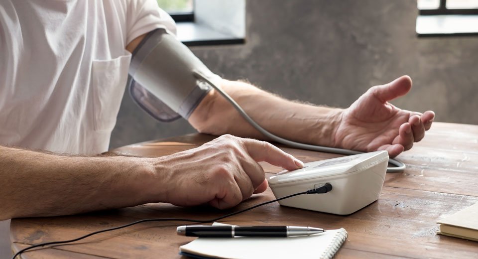 ۵ کاری که باید هر روز صبح برای کاهش فشار خون انجام دهید