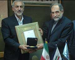اعطا نشان دانشگاه شهید بهشتی به دكتر دادكان اعطا نشان دانشگاه شهید بهشتی به دكتر دادكان