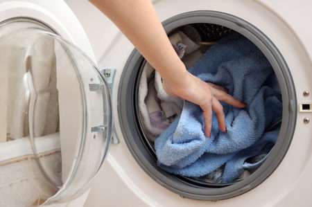 لکه لباس‌ها را چقدر باید سابید؟