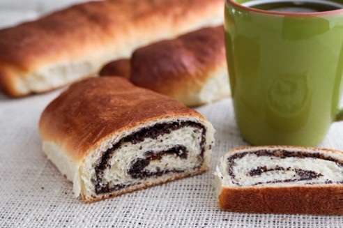  طرز تهیه نان و خمیر نان خشخاش رولتی