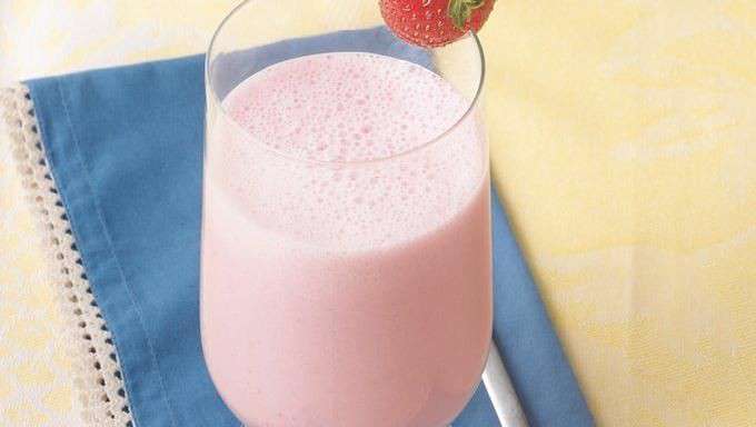 طرز تهیه اسموتی و شیک اسموتی توت فرنگی با شربت توت فرنگی