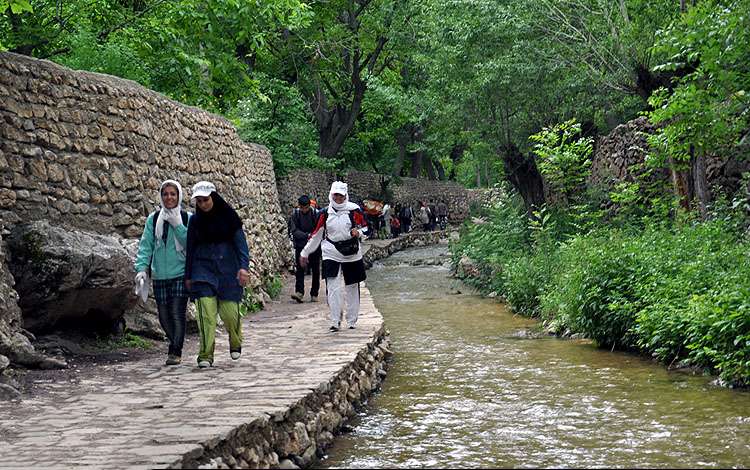 اخلمد روستایی کوهستانی 