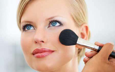  با چه آرایشی برجستگی جوش ها کمتر دیده می شود؟