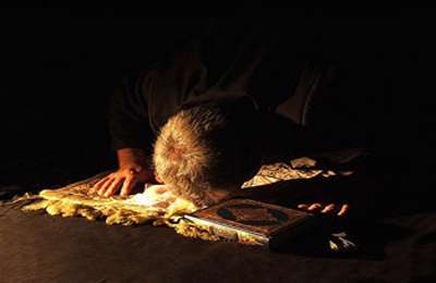 حکم خواندن و شنیدن همزمان آیه سجده