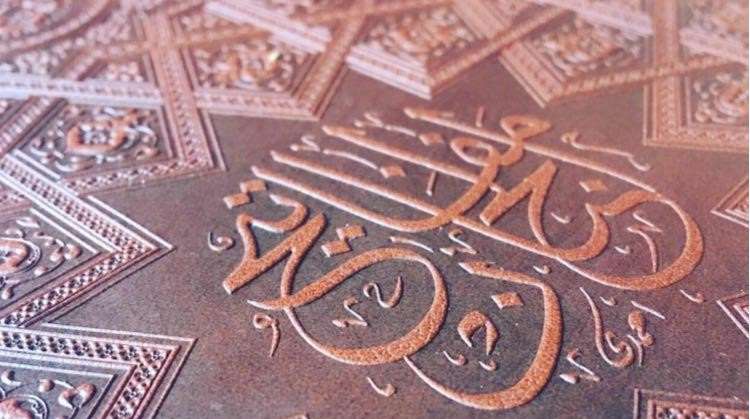  آيا بعضي از روايات مفاتيح ، مخالف قران نيست ؟