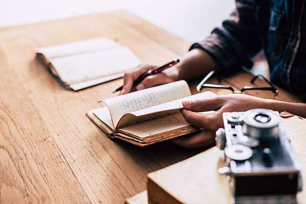 چکش کاری کلمات به سبک نویسندگان مشهور چکش کاری کلمات به سبک نویسندگان مشهور