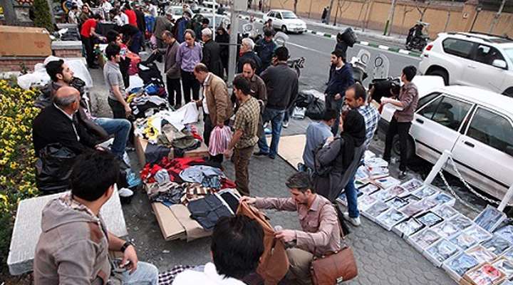 درآمد ناچیز دست‌فروشان با کتک اضافه