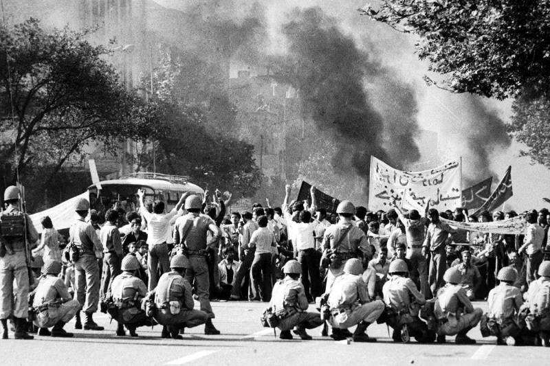 انقلاب دیروز، اعتراض امروز 