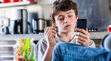  با نوجوان پر حرف چگونه برخورد کنیم؟