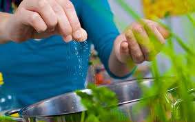  چگونه یک غذای شور را نجات دهیم؟