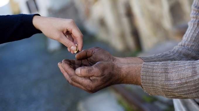آثار و اهمیت صدقه دادن در زندگی