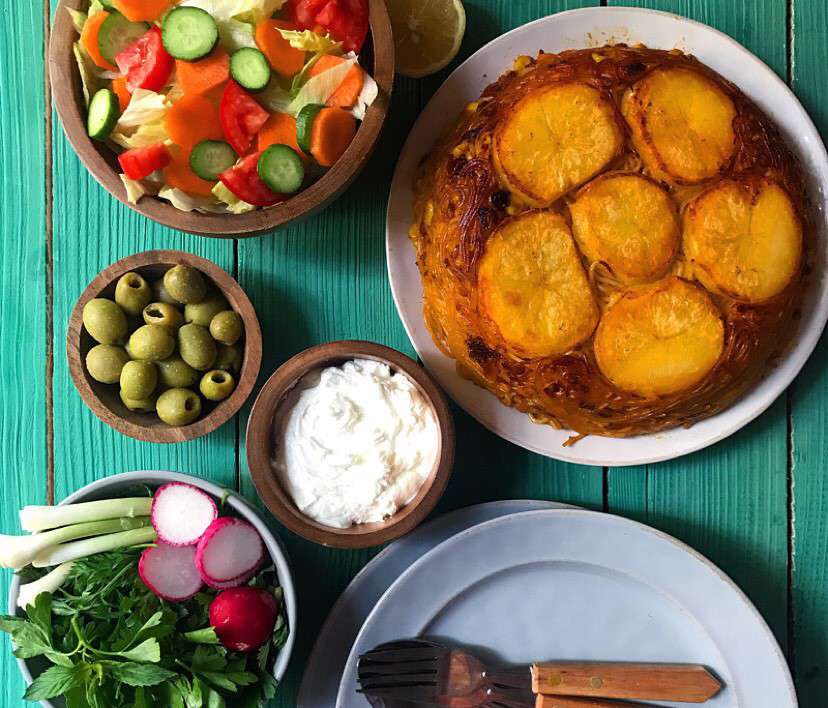 آشنایی با روش تهیه‌ی ماکارونی گوشت و ذرت با تهدیگ سیب زمینی