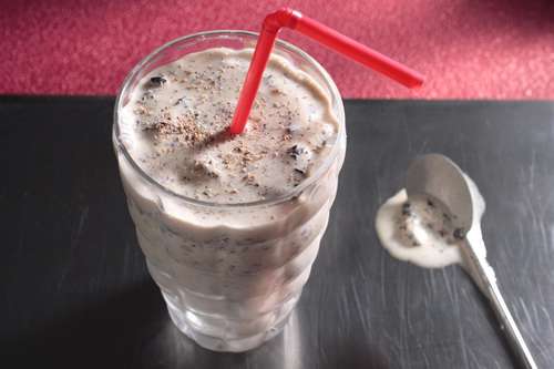 آشنایی با روش تهیه‌ی شیک خرما