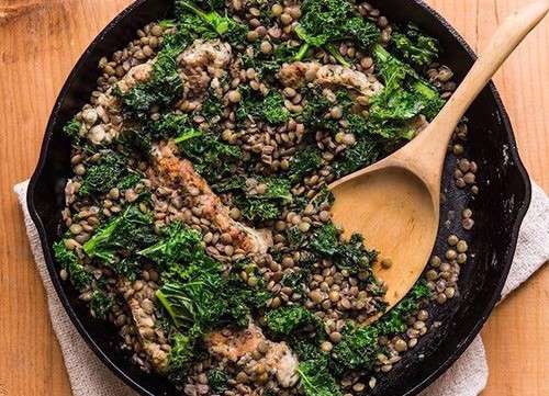 آشنایی با روش تهیه‌ی سوسیس و کلم با عدس