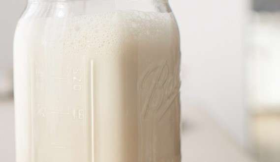 آشنایی با روش تهیه‌ی شیر بادام خانگی