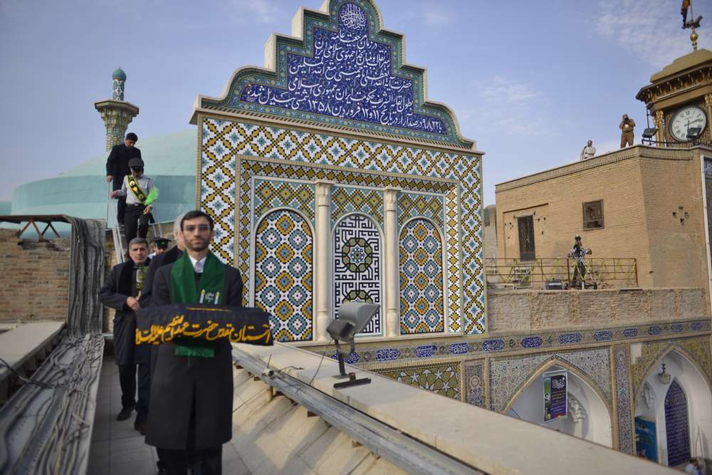 تعویض پرچم گنبد حرم حضرت عبدالعظیم حسنی(ع)