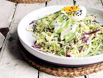 آشنایی با روش تهیه‌ی سالاد نودل با سس ارده