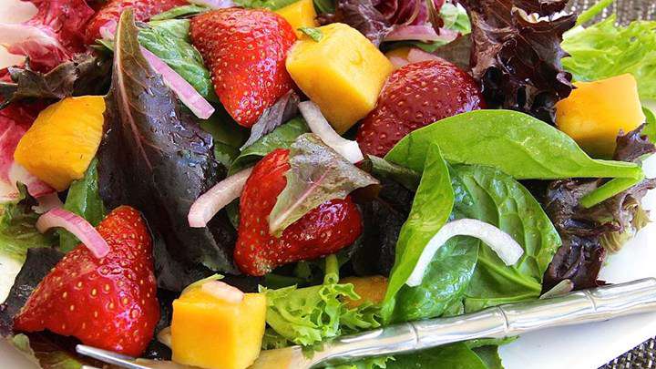 آشنایی با روش تهیه‌ی سالاد توت فرنگی و انبه