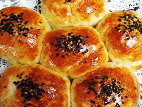 آشنایی با روش تهیه‌ی نان زنبور عسلی