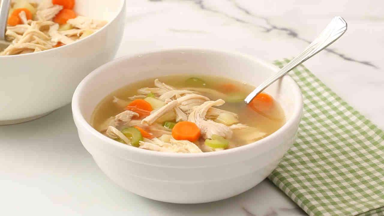 آشنایی با روش تهیهی سوپ مرغ و رشته فرنگی آشنایی با روش تهیهی سوپ مرغ و رشته فرنگی