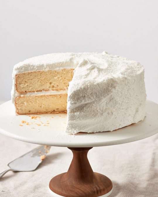 آشنایی با روش تهیه‌ی کیک نارگیلی با فراستینگ مخصوص