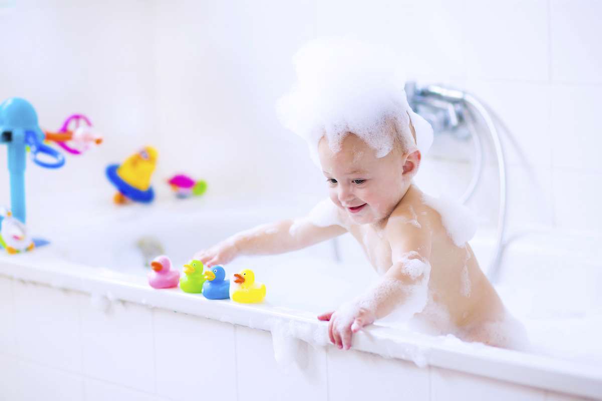 ۷ ترفند برای حمام بردن کودک