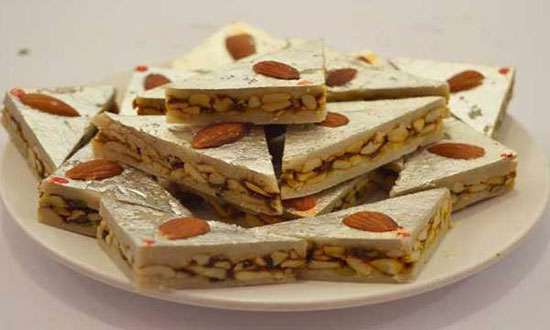 آشنایی با روش تهیه‌ی دسر بادام و پسته