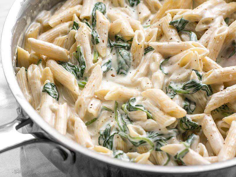 آشنایی با روش تهیه‌ی پاستا مرغ با سس پارمزان