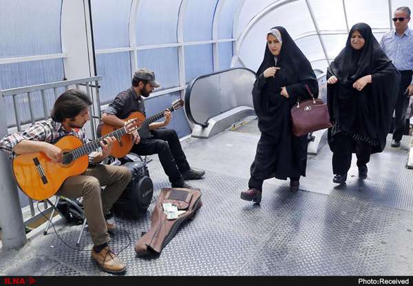 آنها که صندوق‌های صدقات را خالی می‌کنند، در امنیت‌اند و با آنها که هنرشان را در خیابان نشان می‌دهند، برخورد می‌شود