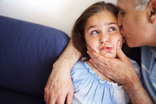  چرا مجبور کردن کودکان به بوسیدن دیگران کار اشتباهی است؟