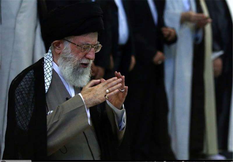 امام خامنه‌ای بر پیکر مرحوم آیت‌الله هاشمی‌‌شاهرودی نماز اقامه کردند