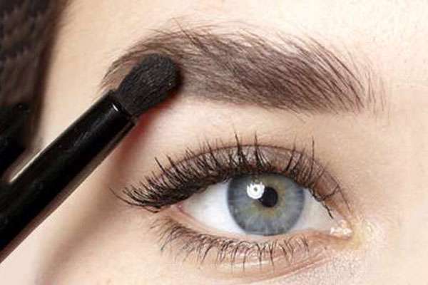 ابروهای خالی را چگونه طبیعی پر کنیم؟
