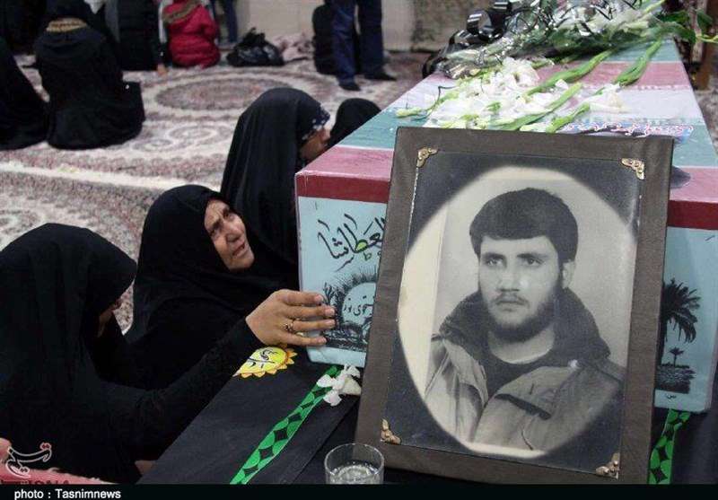 دیدار جانسوز مادر شهید معظمی با پیکر فرزند پس از ۳۶ سال