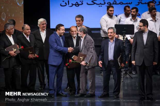 هنرمندان ارکستر سمفونیک دفاع مقدس تجلیل شدند