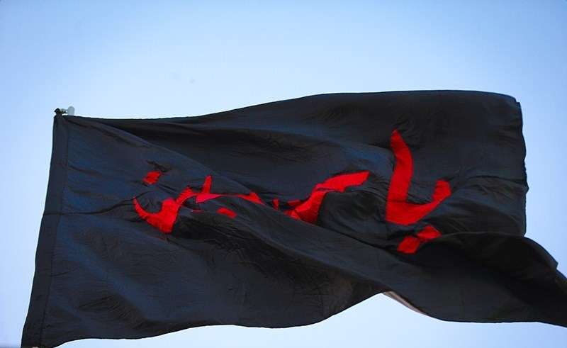 برافراشتن پرچم امام حسین(ع) به دست یک مسیحی