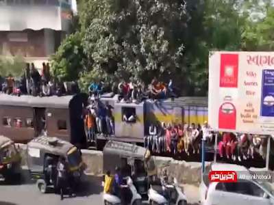 صحنه ای عادی از زائران هندی که به زیارت می روند!
