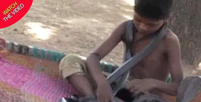 زندگی کردن خطرناک پسر ۷ ساله هندوستانی با مارها!