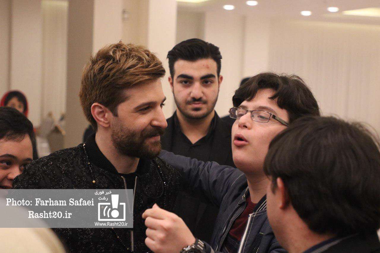 حمید هیراد و در آغوش کشیدن مهمان های خاصش در کنسرت لاهیجان