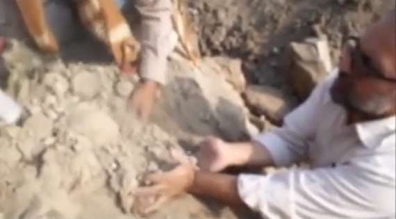 لحظات کشف پیکر شهید 'حق‌شناس' در عملیات تفحص
