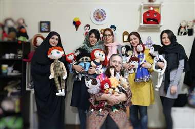 دخترانی که هنوز با عروسک‌ها زندگی می‌کنند