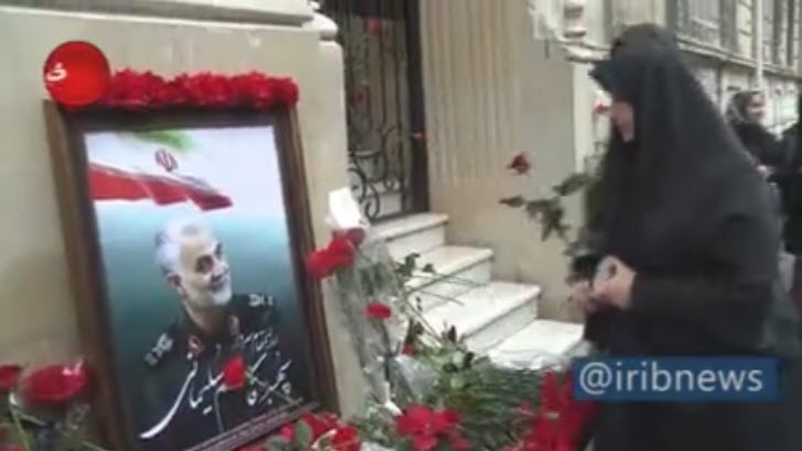 ابراز ارادت به مقام شهید سلیمانی در باکو