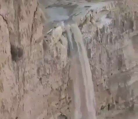 لحظه شگفت انگیز تشکیل آبشار فصلی