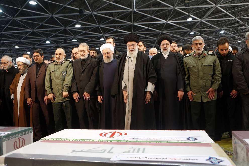 گریه و بغض امام خامنه ای هنگام نماز بر پیکر سردار سلیمانی