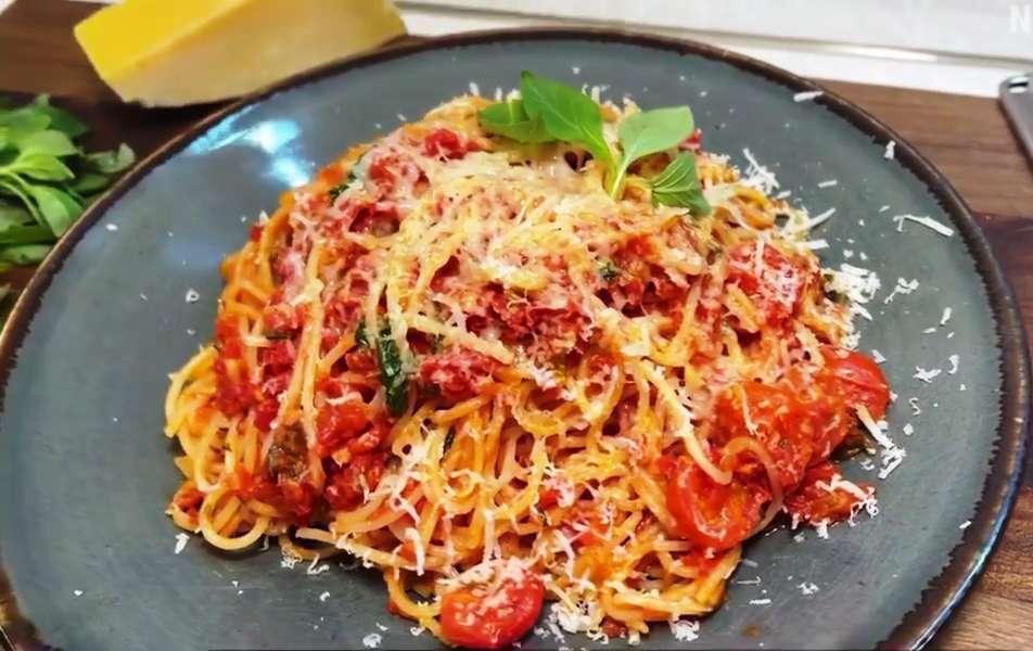 طرز تهیه پاستا با سس گوجه و ریحان؛ نواب ابراهیمی