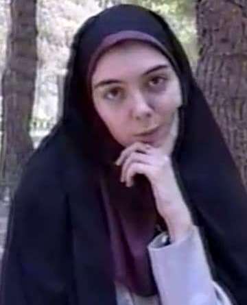 فیلم کامل اجرای آزاده نامداری در برنامه قاب شیشه ای شبکه زاگرس