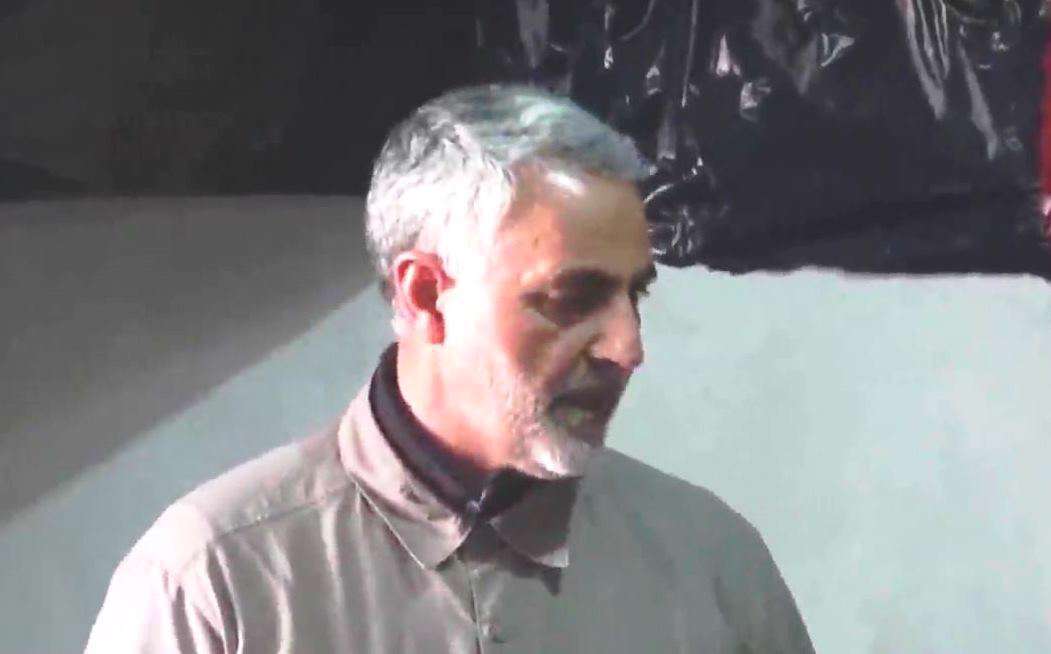 کلیپ آرامش سردار سلیمانی در مقابل صدای توپ و انفجار