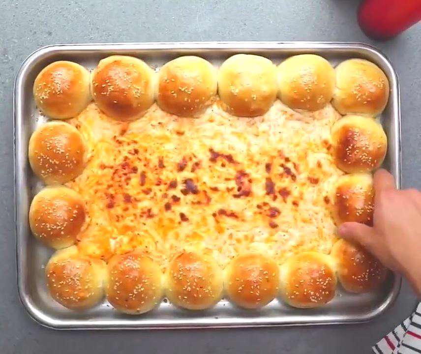 طرز تهیه برگر با خمیر پیتزا و سس مخصوص