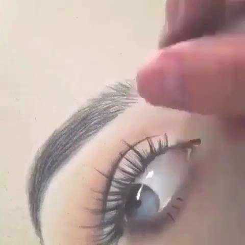 طراحی با مداد چشم و ابرو