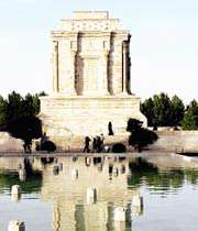 فردوسی عجم را زنده نکرد
